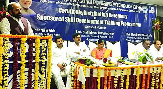 Employment to unemployed from 'CIPET' training | ‘सिपेट’च्या प्रशिक्षणातून बेरोजगारांना रोजगार Employment to unemployed from 'CIPET' training | ‘सिपेट’च्या प्रशिक्षणातून बेरोजगारांना रोजगार