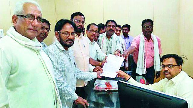 The government should not force teachers to work outside the school | शासनाने शिक्षकांना शाळाबाह्य कामाची सक्ती करू नये The government should not force teachers to work outside the school | शासनाने शिक्षकांना शाळाबाह्य कामाची सक्ती करू नये