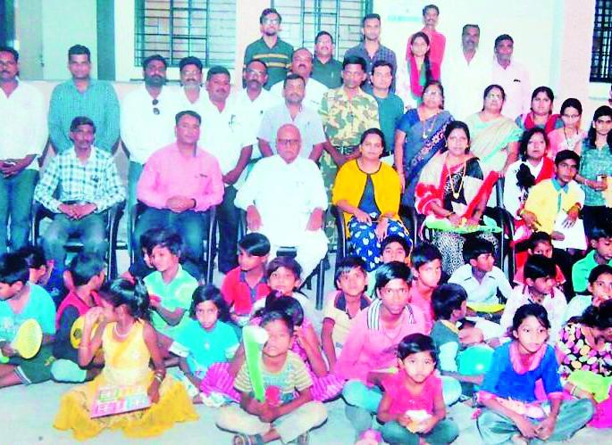 Gudhi, who was created with garbage collection, | कचरा वेचणाऱ्या चिमुकल्यांसोबत उभारली भावस्पर्शी गुढी