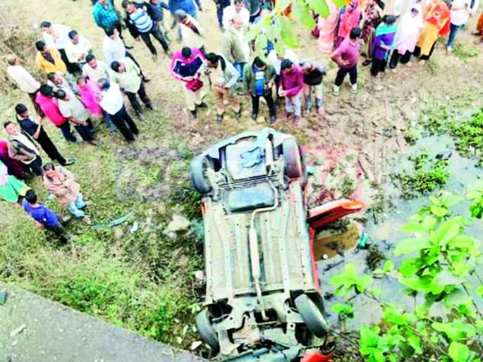 A four-wheeler fell off the Babupeth railway flyover | बाबुपेठ रेल्वे उड्डाणपुलावरून चारचाकी वाहन खाली कोसळले A four-wheeler fell off the Babupeth railway flyover | बाबुपेठ रेल्वे उड्डाणपुलावरून चारचाकी वाहन खाली कोसळले