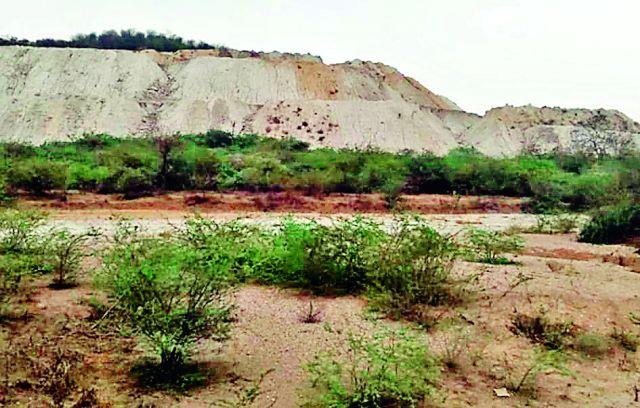 WCL soil piles worrisome floods | वेकोलिच्या माती ढिगाऱ्याने पुराचे संकट WCL soil piles worrisome floods | वेकोलिच्या माती ढिगाऱ्याने पुराचे संकट