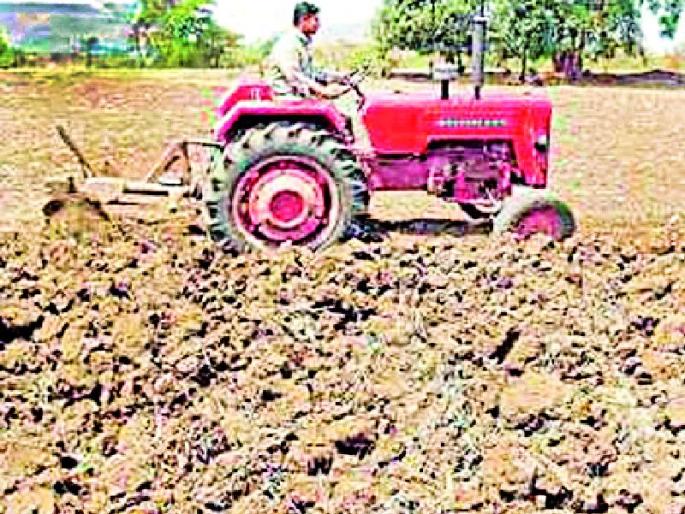 The works of the farm are being done by the machine | यंत्राद्वारे केली जात आहेत शेतीचे कामे