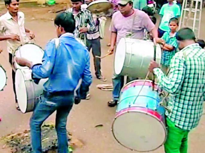 Corona shocks small businesses | लघु व्यवसायिकांना कोरोनाचा फटका Corona shocks small businesses | लघु व्यवसायिकांना कोरोनाचा फटका