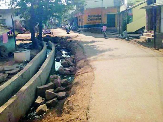 Road construction slow down | रस्त्याचे बांधकाम संथगतीने