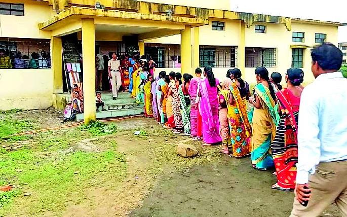 Low voting on the path of someone? | अल्प मतदान कुणाच्या पथ्यावर?