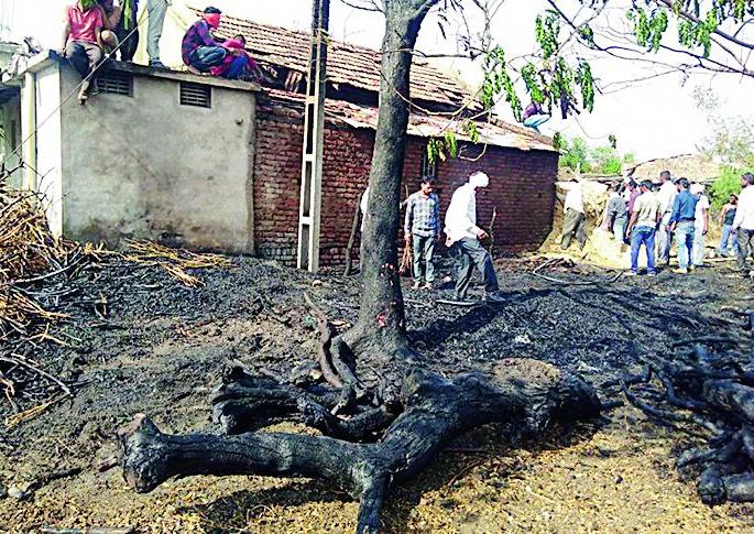 Two jam fire in Mohabbale village | मोहबाळा गावात दोन गोठ्यांना आग Two jam fire in Mohabbale village | मोहबाळा गावात दोन गोठ्यांना आग