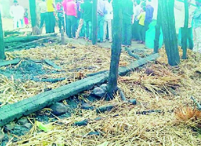 Four houses burnt in Lendigud fire | लेंडीगुड्यातील आगीत चार घरे जळाली Four houses burnt in Lendigud fire | लेंडीगुड्यातील आगीत चार घरे जळाली