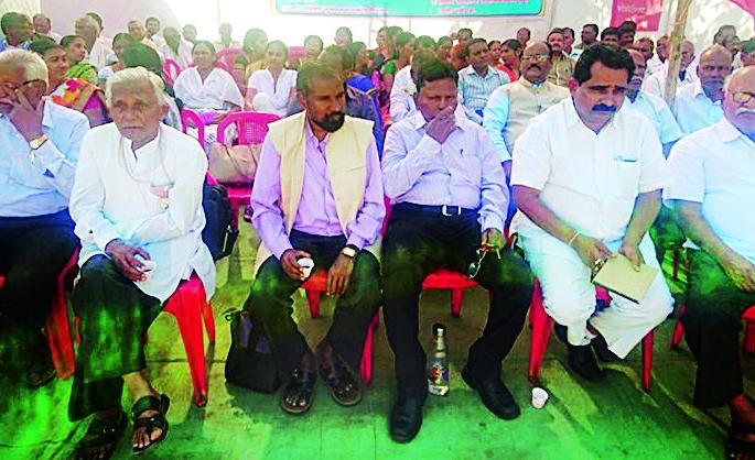 To protest against the constitution of Koregaon Bhima | कोरेगाव भीमा घटनेच्या निषेधार्थ धरणे To protest against the constitution of Koregaon Bhima | कोरेगाव भीमा घटनेच्या निषेधार्थ धरणे