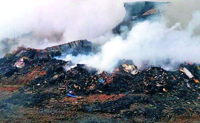 Fire godown in the fire | आगीत गोदाम जळून खाक Fire godown in the fire | आगीत गोदाम जळून खाक