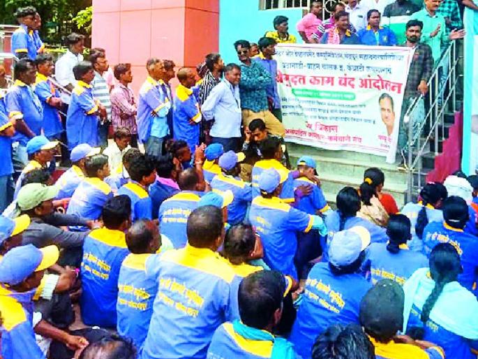 Municipal corporation was shaken by the unpaid wealth of workers | घंटागाडी कामगारांच्या बेमुदत संपाने मनपा हादरली Municipal corporation was shaken by the unpaid wealth of workers | घंटागाडी कामगारांच्या बेमुदत संपाने मनपा हादरली