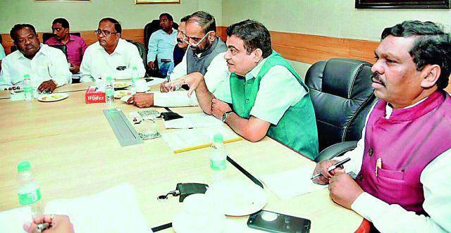 Road development works | रस्ते विकास कामांचा मार्ग मोकळा Road development works | रस्ते विकास कामांचा मार्ग मोकळा