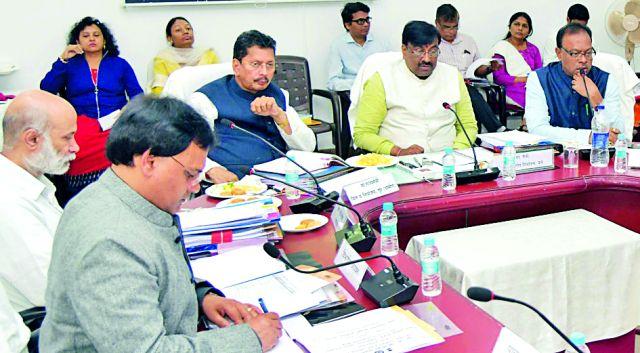 The demand for additional 327 crore for the district | जिल्ह्यासाठी अतिरिक्त ३२७ कोटींची मागणी The demand for additional 327 crore for the district | जिल्ह्यासाठी अतिरिक्त ३२७ कोटींची मागणी