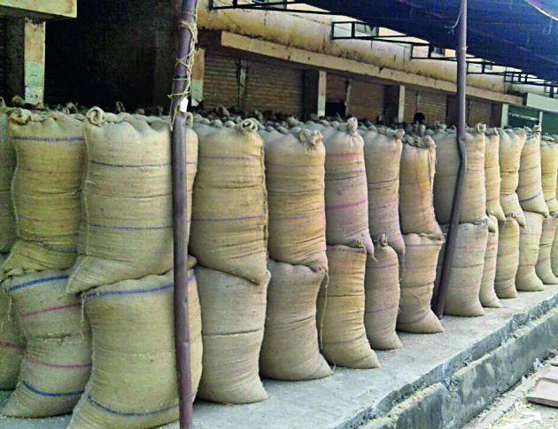 Due to the buoyancy in government procurement, | सरकारी खरेदीच्या गोंधळात व्यापाऱ्यांचे चांगभले