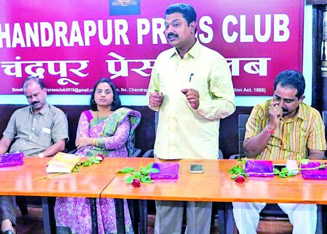 Inauguration of reference library at Chandrapur Press Club | चंद्रपूर प्रेस क्लब येथे संदर्भ ग्रंथालयाचे उद्घाटन Inauguration of reference library at Chandrapur Press Club | चंद्रपूर प्रेस क्लब येथे संदर्भ ग्रंथालयाचे उद्घाटन