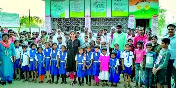 The CEO reached Dongalhaldi School with a bundle of bidis | बिडिओंचा ताफा घेऊन सीईओ पोहचल्या डोंगळहळदी शाळेत The CEO reached Dongalhaldi School with a bundle of bidis | बिडिओंचा ताफा घेऊन सीईओ पोहचल्या डोंगळहळदी शाळेत