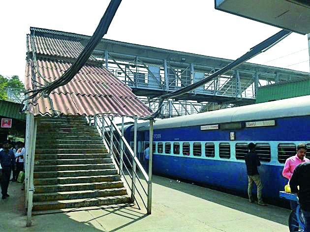 The question of bridge over the Ballarshah railway station has begun | बल्लारशाह रेल्वे स्थानकावरील पुलाचा प्रश्न रेंगाळला The question of bridge over the Ballarshah railway station has begun | बल्लारशाह रेल्वे स्थानकावरील पुलाचा प्रश्न रेंगाळला