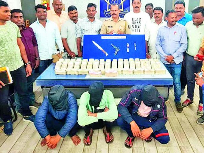 Fifty two crores seized from robbers in 15 hours | दरोडेखोरांकडून १५ तासांत पावणेदोन कोटी जप्त Fifty two crores seized from robbers in 15 hours | दरोडेखोरांकडून १५ तासांत पावणेदोन कोटी जप्त