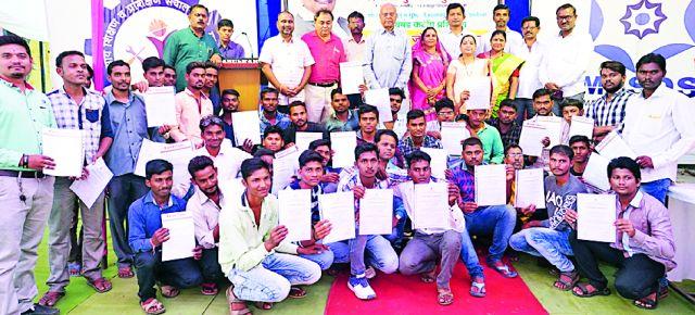 Will make Ballarpur a center for employment generation | बल्लारपूरला रोजगार निर्मितीचे केंद्र बनविणार Will make Ballarpur a center for employment generation | बल्लारपूरला रोजगार निर्मितीचे केंद्र बनविणार