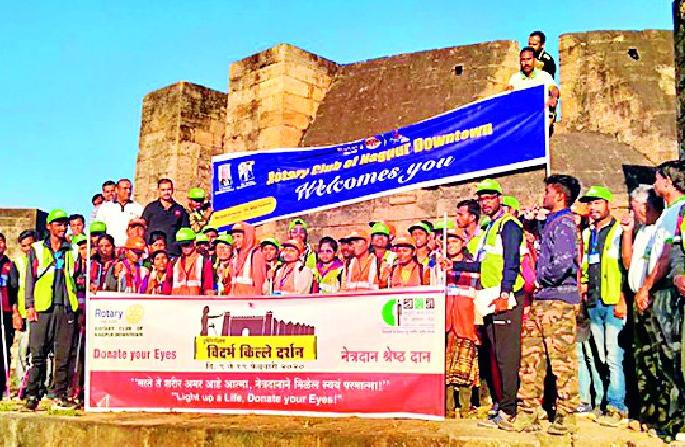 The visually impaired students have made 12 forts in Vidarbha | दृष्टीबाधित विद्यार्थ्यांनी सर केले विदर्भातील १२ किल्ले The visually impaired students have made 12 forts in Vidarbha | दृष्टीबाधित विद्यार्थ्यांनी सर केले विदर्भातील १२ किल्ले