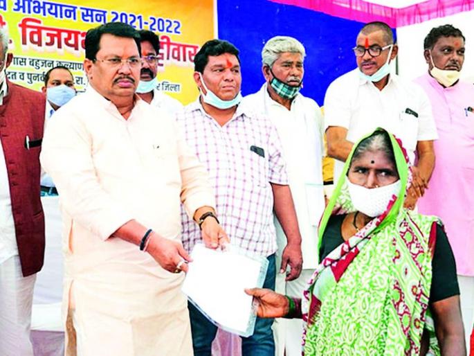 The land issue, which has been pending for 40 years, has been resolved | ४० वर्षांपासून प्रलंबित जमिनीचा प्रश्न सुटला The land issue, which has been pending for 40 years, has been resolved | ४० वर्षांपासून प्रलंबित जमिनीचा प्रश्न सुटला