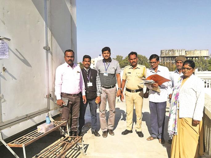 Do not pay taxes; Two towers locked | टॅक्स जमा न करणे भोवले; दोन टॉवरला कुलूप Do not pay taxes; Two towers locked | टॅक्स जमा न करणे भोवले; दोन टॉवरला कुलूप