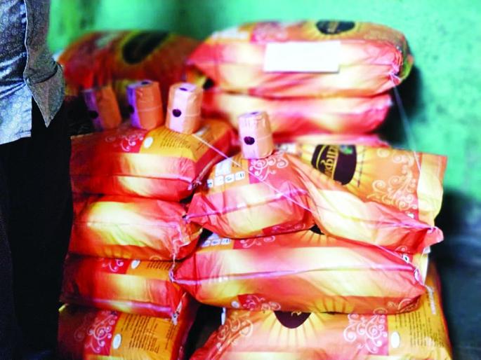 Confiscated sweets stock made of palm oil, milk powder adulterated! | पाम तेल, दूध पावडरची भेसळ करून बनविलेल्या मिठाईचा साठा जप्त! Confiscated sweets stock made of palm oil, milk powder adulterated! | पाम तेल, दूध पावडरची भेसळ करून बनविलेल्या मिठाईचा साठा जप्त!