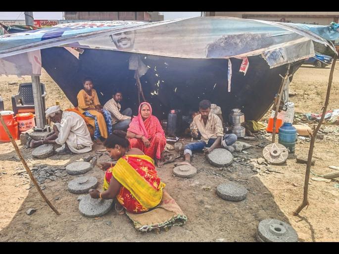 We have to fight the election of the stomach every day, the agony of the stone-makers in the dry sun | आम्हाला तर दररोज पोटाची निवडणूक लढवावी लागते, रखरखत्या उन्हात दगड घडविणाऱ्यांची व्यथा We have to fight the election of the stomach every day, the agony of the stone-makers in the dry sun | आम्हाला तर दररोज पोटाची निवडणूक लढवावी लागते, रखरखत्या उन्हात दगड घडविणाऱ्यांची व्यथा
