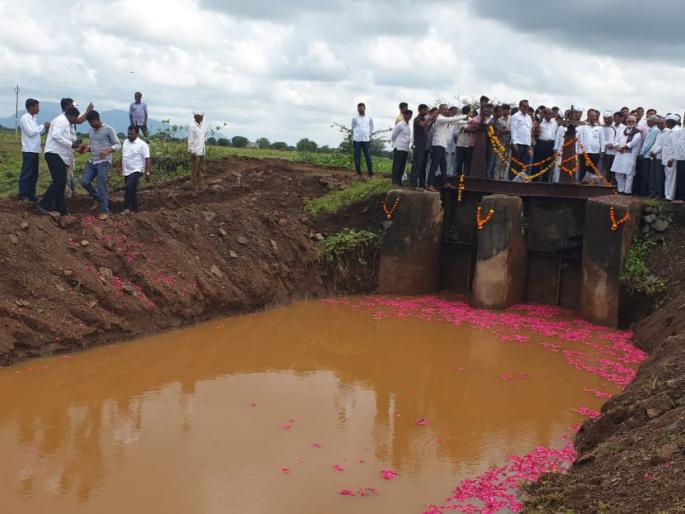  Water released from Darswadi Dam for drought-hit Yeola taluka | दुष्काळग्रस्त येवला तालुक्यासाठी दरसवाडी धरणातून सोडले पाणी