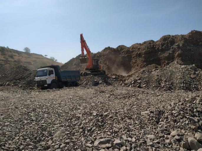 Mountain broken work with rules neglected in kanersar | कनेरसरमध्ये नियम धाब्यावर बसवून डोंगर होतोय भुईसपाट