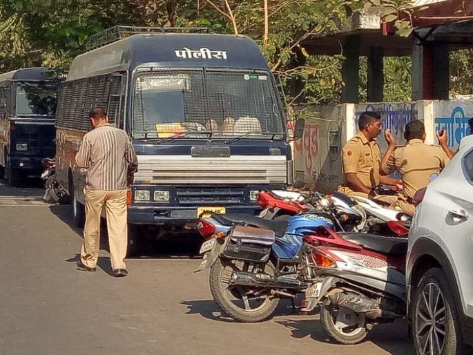 Police settlement at Dhule | धुळ्यात ठिकठिकाणी पोलिसांचा बंदोबस्त Police settlement at Dhule | धुळ्यात ठिकठिकाणी पोलिसांचा बंदोबस्त