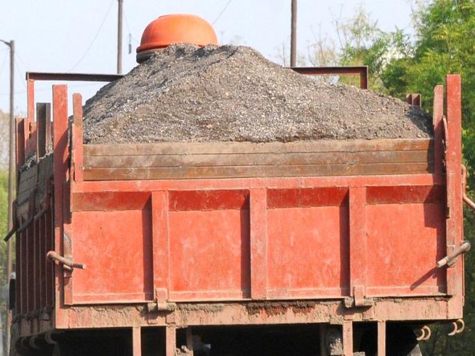 Theft of miners from Panjhra river bank | पांझरा नदीपात्रातून गौणखनिजची चोरी Theft of miners from Panjhra river bank | पांझरा नदीपात्रातून गौणखनिजची चोरी