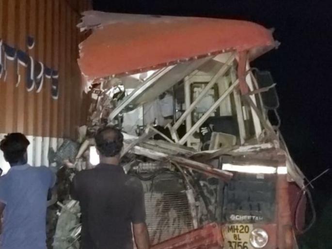 Truck-bus accident kills bus driver | धुळे : ट्रक-बसचा अपघात बसचालकासह १० ठार Truck-bus accident kills bus driver | धुळे : ट्रक-बसचा अपघात बसचालकासह १० ठार