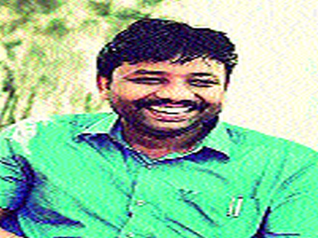 Death in a collision with two-wheeler divination | लग्नपत्रिका वाटणाºया वराचा दुचाकी दुभाजकावर आदळून झालेल्या अपघातात मृत्यू Death in a collision with two-wheeler divination | लग्नपत्रिका वाटणाºया वराचा दुचाकी दुभाजकावर आदळून झालेल्या अपघातात मृत्यू