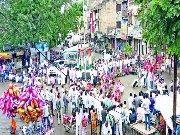 Stop the way of Tribal Farmers | आदिवासी शेतमजुरांचा रास्ता रोको Stop the way of Tribal Farmers | आदिवासी शेतमजुरांचा रास्ता रोको