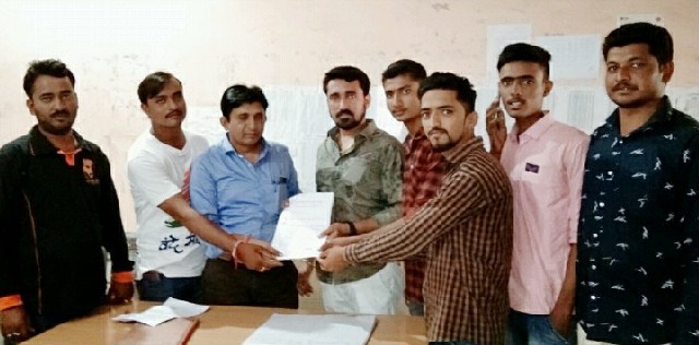 Demand for students to start a bus | बस सुरू करण्याची विद्यार्थ्यांची मागणी Demand for students to start a bus | बस सुरू करण्याची विद्यार्थ्यांची मागणी
