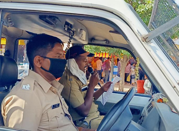 Interview with Solapurkar in the crowd; Oops .. the mob has been implemented! | coronavirus; अन् गर्दीतील सोलापूरकरांना साक्षात्कार; अरे.. जमावबंदी लागू झालीय ! Interview with Solapurkar in the crowd; Oops .. the mob has been implemented! | coronavirus; अन् गर्दीतील सोलापूरकरांना साक्षात्कार; अरे.. जमावबंदी लागू झालीय !