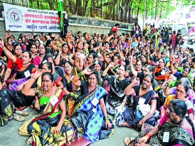 Opposite to stop the anganwadi | अंगणवाड्या बंद करण्यास विरोध