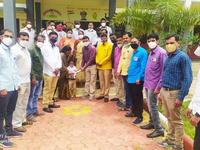 A helping hand to the family of the deceased teacher | मयत शिक्षकाच्या कुटुंबीयांना मदतीचा हात A helping hand to the family of the deceased teacher | मयत शिक्षकाच्या कुटुंबीयांना मदतीचा हात