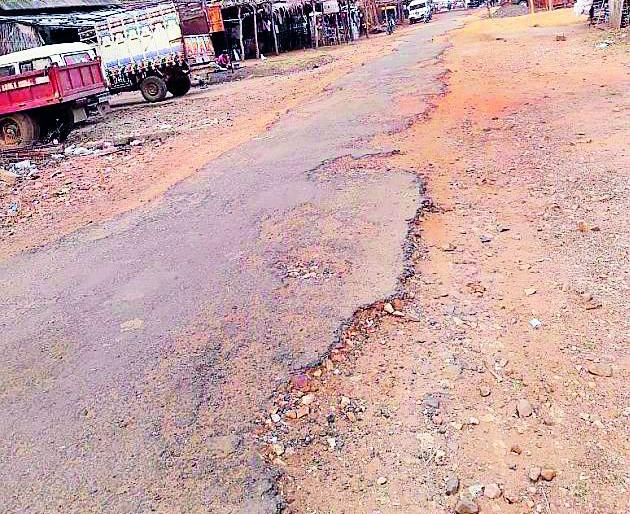 The plight of Etapally's main road | एटापल्लीच्या मुख्य रस्त्याची दुर्दशा