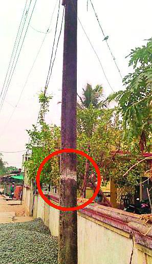 Partially damaged power pole is dangerous | अर्धवट तुटलेला वीज खांब धोकादायक Partially damaged power pole is dangerous | अर्धवट तुटलेला वीज खांब धोकादायक