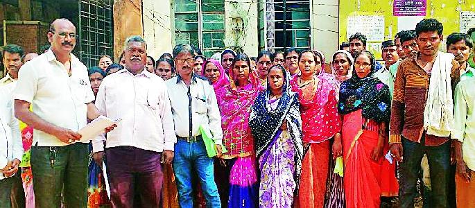 The officer called the discussion and disappeared | चर्चेला बोलावून अधिकारी गायब The officer called the discussion and disappeared | चर्चेला बोलावून अधिकारी गायब