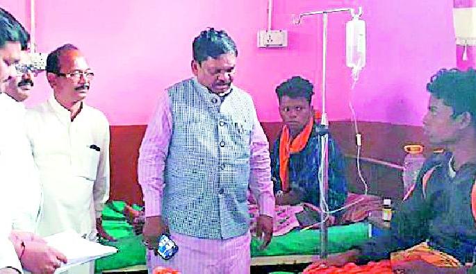 Members of the injured took part in the meeting | खासदारांनी घेतली जखमींची भेट  Members of the injured took part in the meeting | खासदारांनी घेतली जखमींची भेट