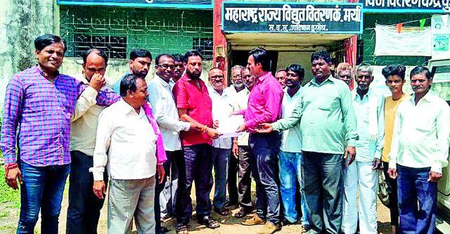 Co-ordination of the farmers of MSEDCL | शेतकऱ्यांचा महावितरणच्या अभियंत्यांना घेराव Co-ordination of the farmers of MSEDCL | शेतकऱ्यांचा महावितरणच्या अभियंत्यांना घेराव