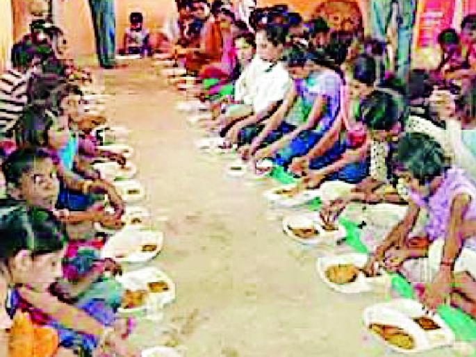 The leaflets disappeared | पानाच्या पत्रावळी झाल्या लुप्त