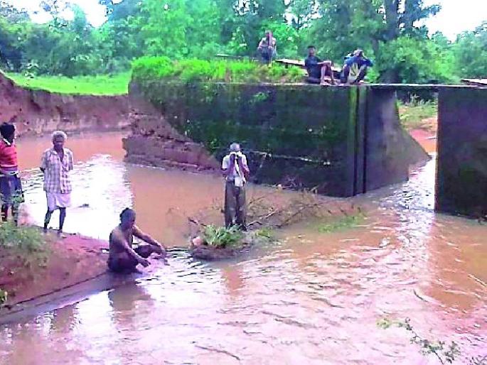 The irrigation dam at Tukum spilled | तुकूम येथील सिंचन बंधारा फुटला The irrigation dam at Tukum spilled | तुकूम येथील सिंचन बंधारा फुटला