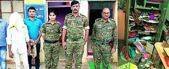 Theft of three lakh rupees in Dotquli | दोटकुलीत तीन लाख रुपयांची चोरी Theft of three lakh rupees in Dotquli | दोटकुलीत तीन लाख रुपयांची चोरी
