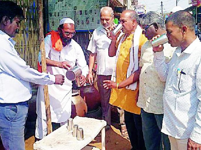 Police watch 'Watch' on liquor vendors | पोलिसांचा दारूविक्रेत्यांवर ‘वॉच’ Police watch 'Watch' on liquor vendors | पोलिसांचा दारूविक्रेत्यांवर ‘वॉच’