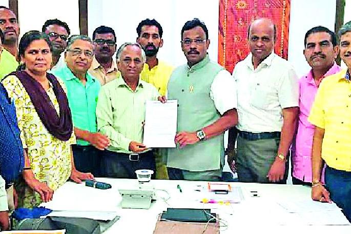 Decide on pending wages | प्रलंबित वेतनाबाबत निर्णय घेऊ Decide on pending wages | प्रलंबित वेतनाबाबत निर्णय घेऊ