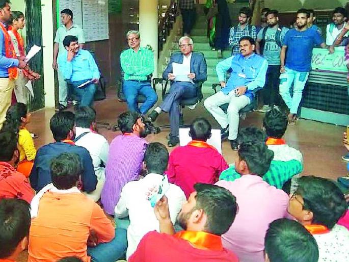 Students hit university | विद्यार्थ्यांची विद्यापीठावर धडक