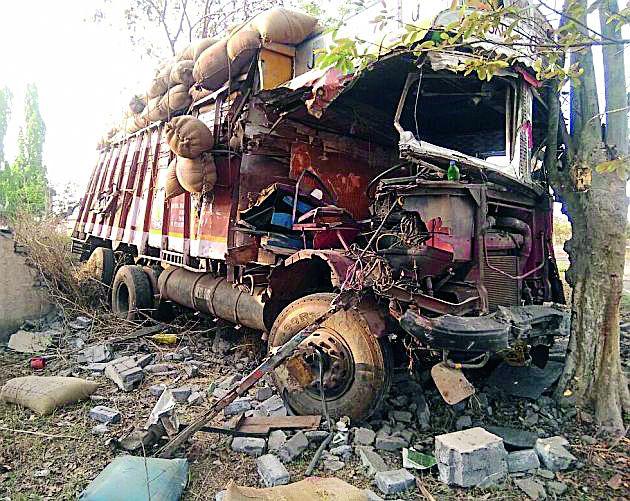 Break the wall and hit the truck | भिंत तोडून ट्रकची झाडाला धडक Break the wall and hit the truck | भिंत तोडून ट्रकची झाडाला धडक